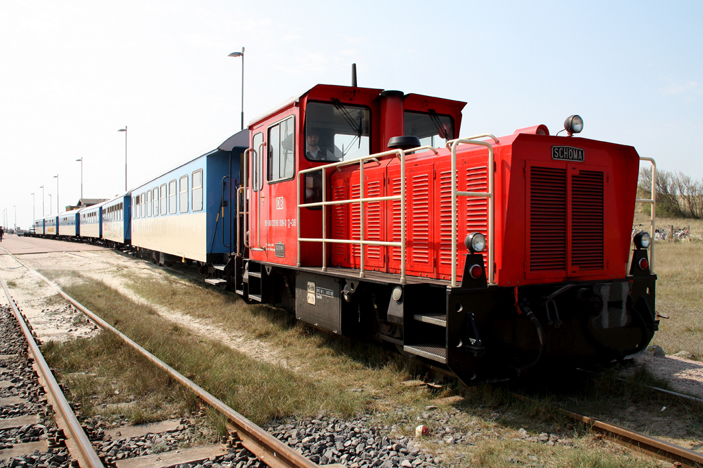 Im normalen Betriebsablauf schieben die Loks, der Schiffdienst und Inselbahn Wangerooge, die Züge vom Fähranleger zum Inselbahnhof. Nach einem informellem Gespräch mit dem Personal, wobei ich dies bedauerte, wurde 399 108-0 vom Tf unaufgefordert vor die Personenwagen gesetzt. Vielen Dank dafür und Gruss nach Wangerooge. Leider stand die Sonne nicht besonders günstig. 23.04.2011