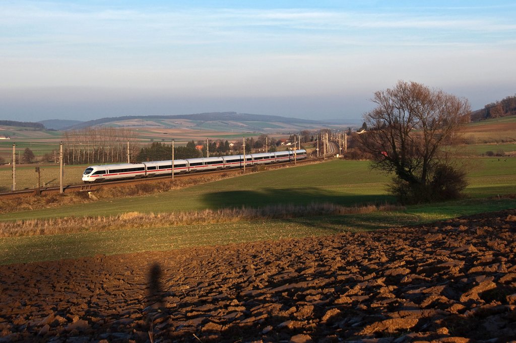 Im November werden die Schatten rasch lnger ... ICE 22 (Wien - Dortmund) passiert die Strecke zwischen Neulengbach und Ollersbach. Die Aufnahme entstand am 25.11.2012.
