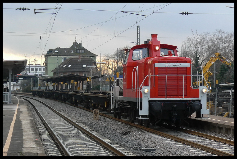 Im November/Dezember 2006 wurden die Gleise 3 und 4 in Weinheim erneuert. 363 144 steht unterdessen auf dem modernisierten Gleis 4 (17.12.2006)