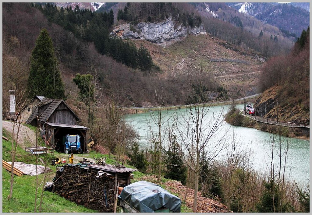 Im oberen Ennstal, kurz nach Kleinreifling ist ein 4024 als R 3781 nach Weyer unterwegs. 10.4.12