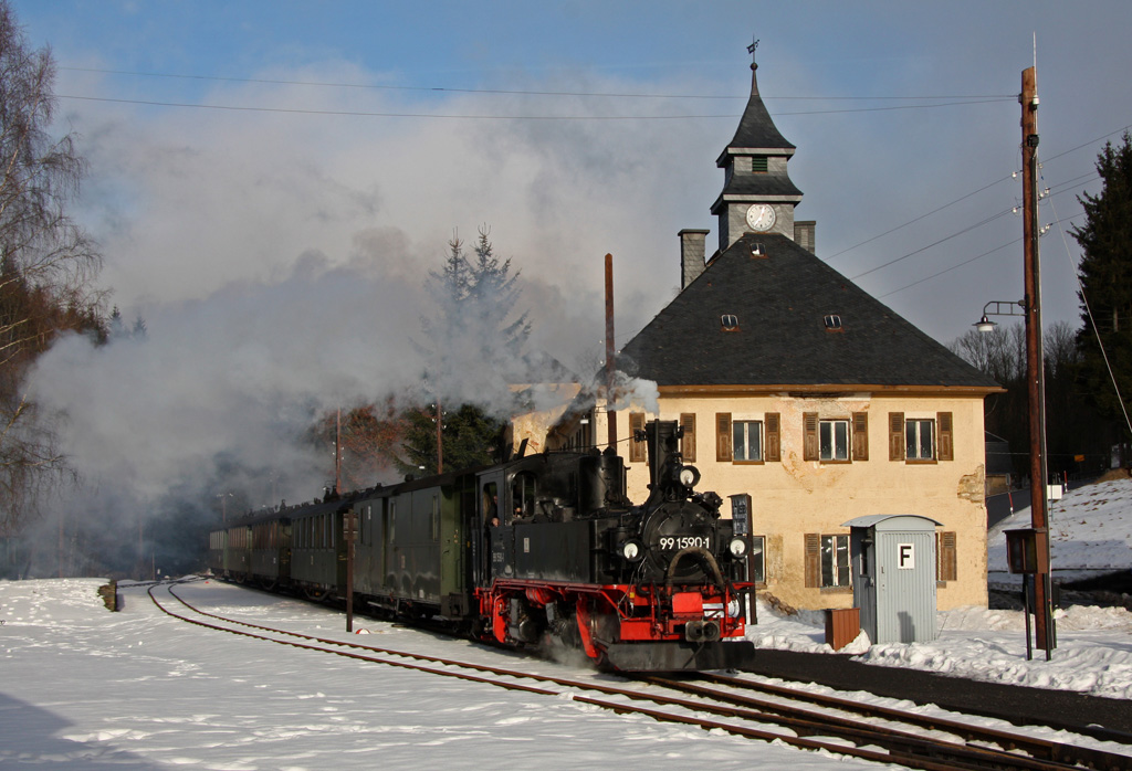 Im oberen Teil der Strecke gab es dann auch ein wenig Schnee zu sehen, wie hier im Jhstdter Ortsteil Schlssel, 28.12.2011.