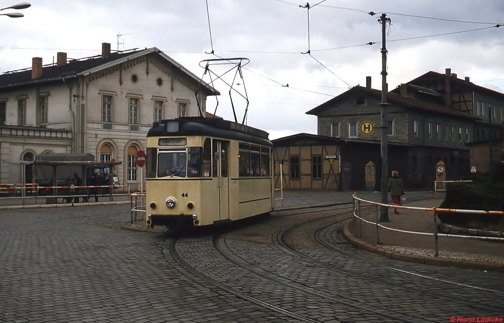 Im Oktober 1980 beginnt Tw 44 der Straenbahn Nordhausen seine Fahrt vom Bahnhof in Richtung Oberstatdt
