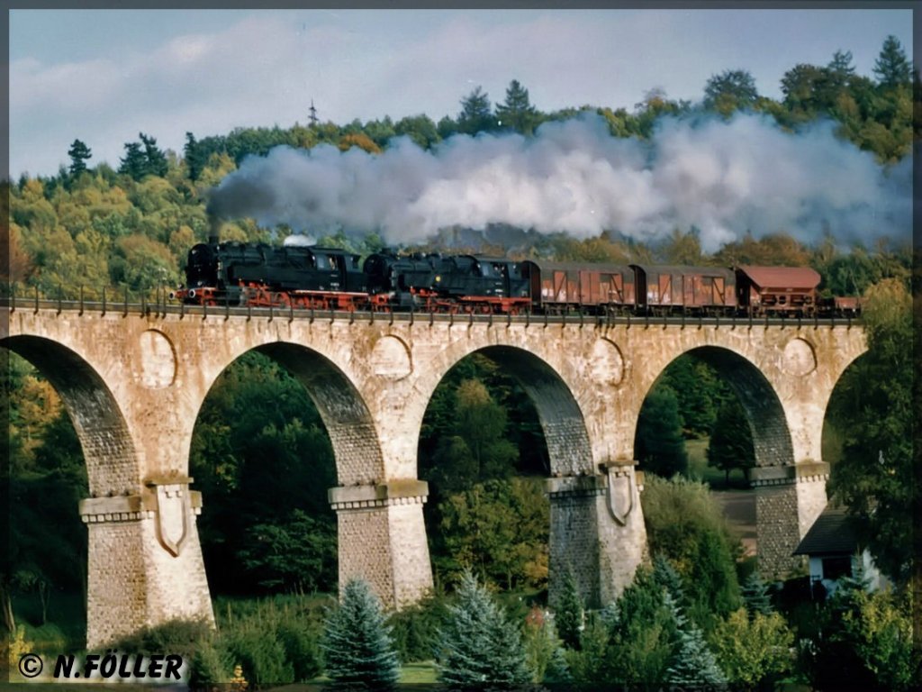 Im Oktober 1992 berqueren 95 1016 und 95 1027 den Viadukt in Sonneberg-West mit einem Gterzug nach Eisfeld