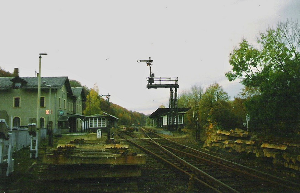 Im Oktober 1998 begannen die Gleissanierungsarbeiten im Bhf.-Wiesenburg nahe Zwickau. Zu diesem Zeitpunkt stand die Signalbrcke (leider) nur noch wenige Wochen!