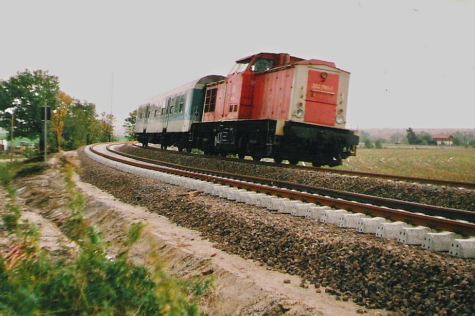 Im Oktober 1998 fuhr 202 781-1 mit EINEM Halberstdter den langen Bogen von Chemnitz heraus und befindet sich kurz vor dem Haltepunkt Chemnitz Wittgensdorf-Mitte. Nach meinen Wissen fuhr der Zug nach Limbach-Oberfrohna.