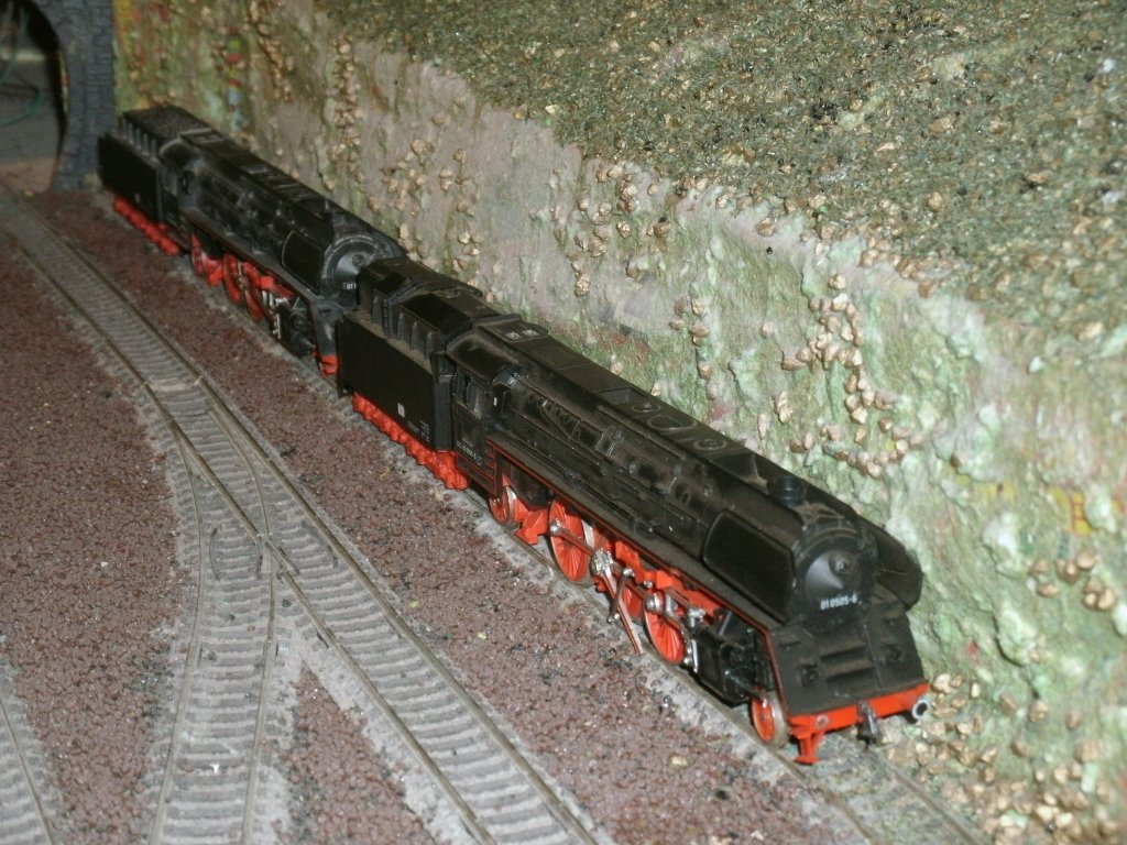 Im Original lngst verschrottet 01 0505 und im Hintergrund 01 1518.Auch wenn beide Loks auch nicht gerade im besten Zustand sind,werden meine beiden H0-Loks dagegen noch einmal eine Chance bekommen.