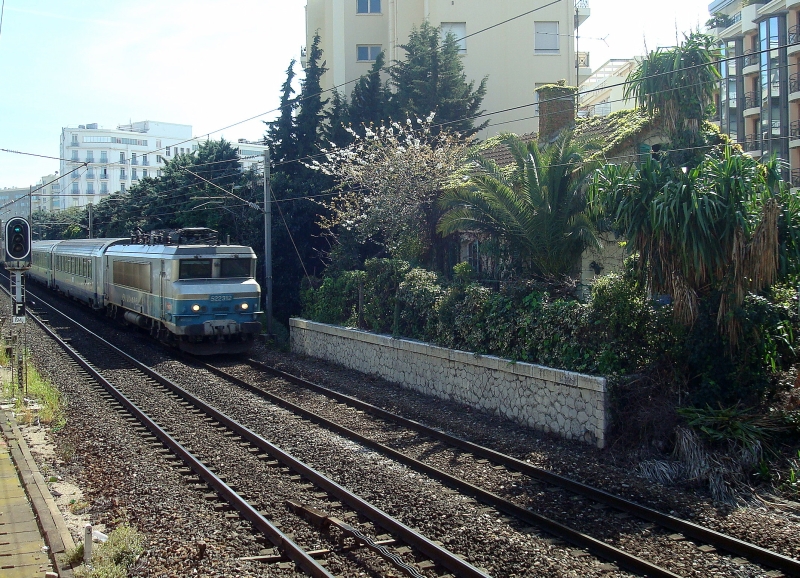 Im Osten von Cannes gibt es einen schnen Fotostandpunkt: Vorbei an einem (wahrscheinlich) ehemaligen Bahnwrterhaus donnern die Zge in Richtung Tunnel zum Hauptbahnhof. 1.4.2011
