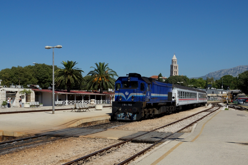 Im Personenverkehr wurden die Dieselloks der Baureihe 2062 durch die 2044 abgelst. Hier erreicht der P 5503 von Perković mit der 2044 022 in den Bahnhof Split. 23.07.2013