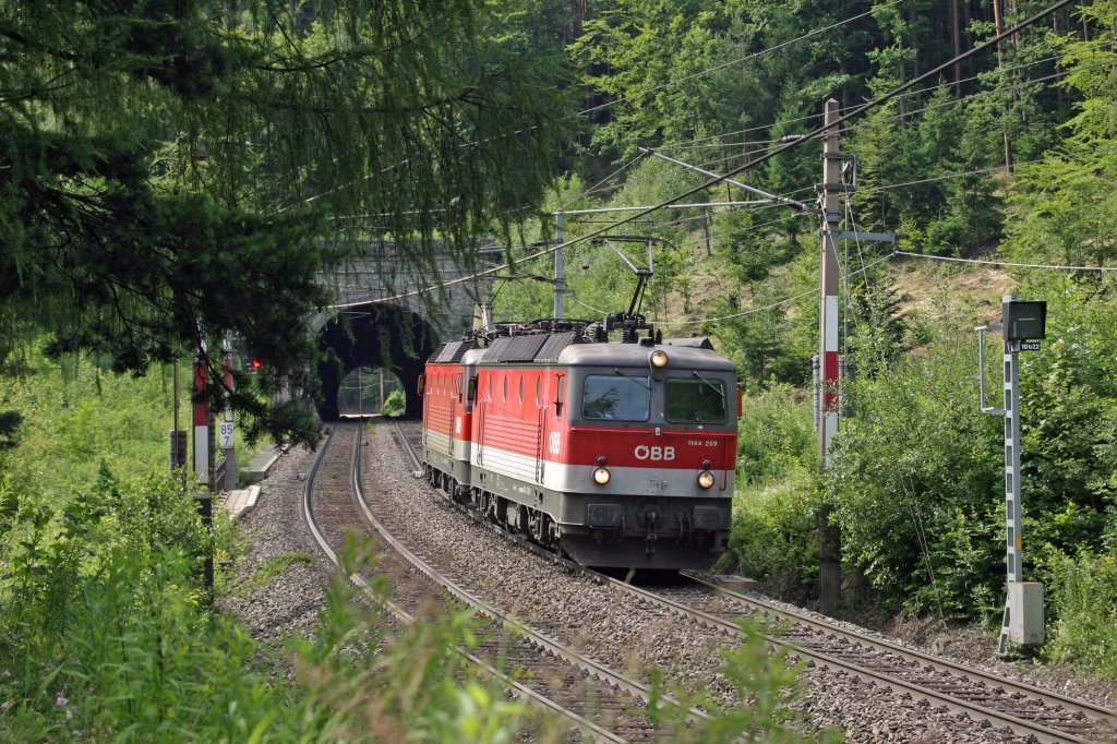 Im Pettenbachtunnel merkt man den Steigungsunterschied, den der Lokzug bestehend aus 1144.259+126 nach Gloggnitz am Morgen des 3.7.13 verlassen hat.
