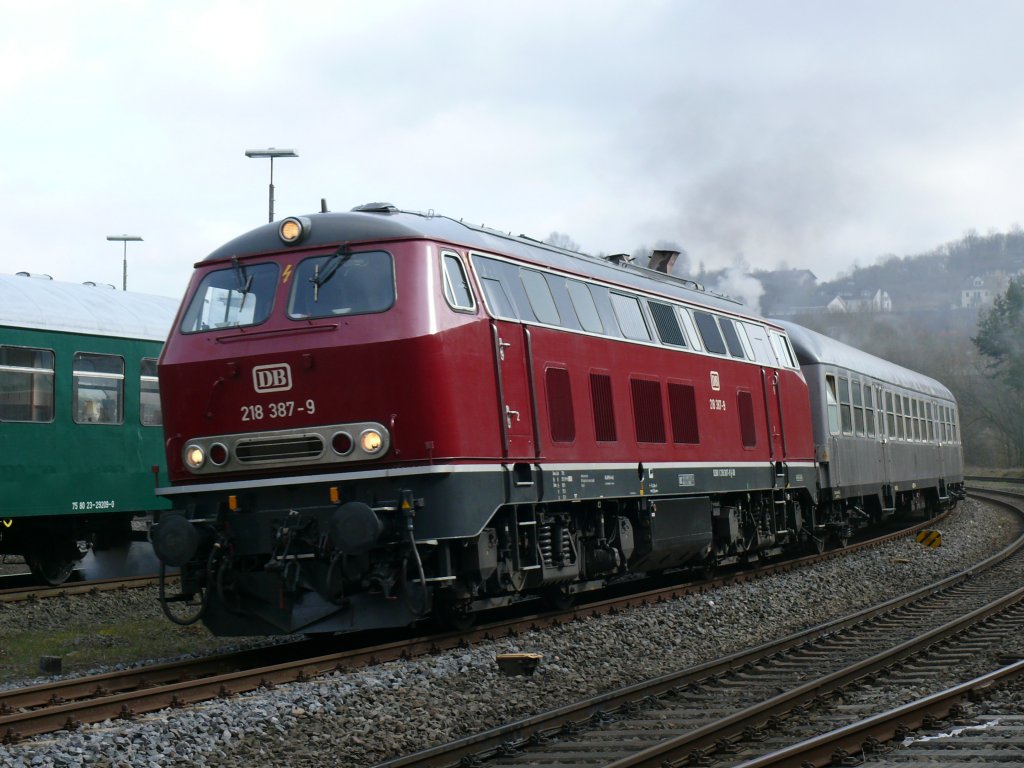 Im Rahmen der 175-Jahr-Feierlichkeiten der Deutschen Bahn zog die orientrote 218 387-9 den RE12077 Kln - Trier, hier kurz vor der Einfahrt im Bhf Gerolstein. Aufgenommen am 05/04/2010. 