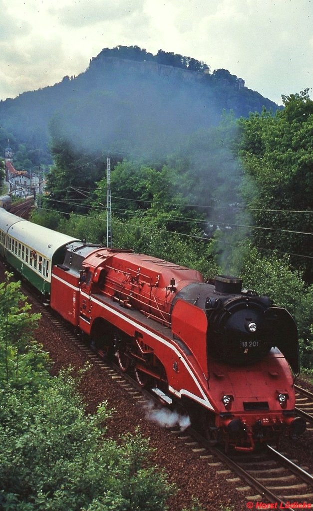Im Rahmen des Dresdner Dampflokfestes im Mai 2002 war 18 201 im Elbtal unterwegs, hier bei Knigstein. Zu diesem Zeitpunkt war die Lok rot lackiert, der Anstrich wurde von einem groen Modellbahnhersteller finanziert.