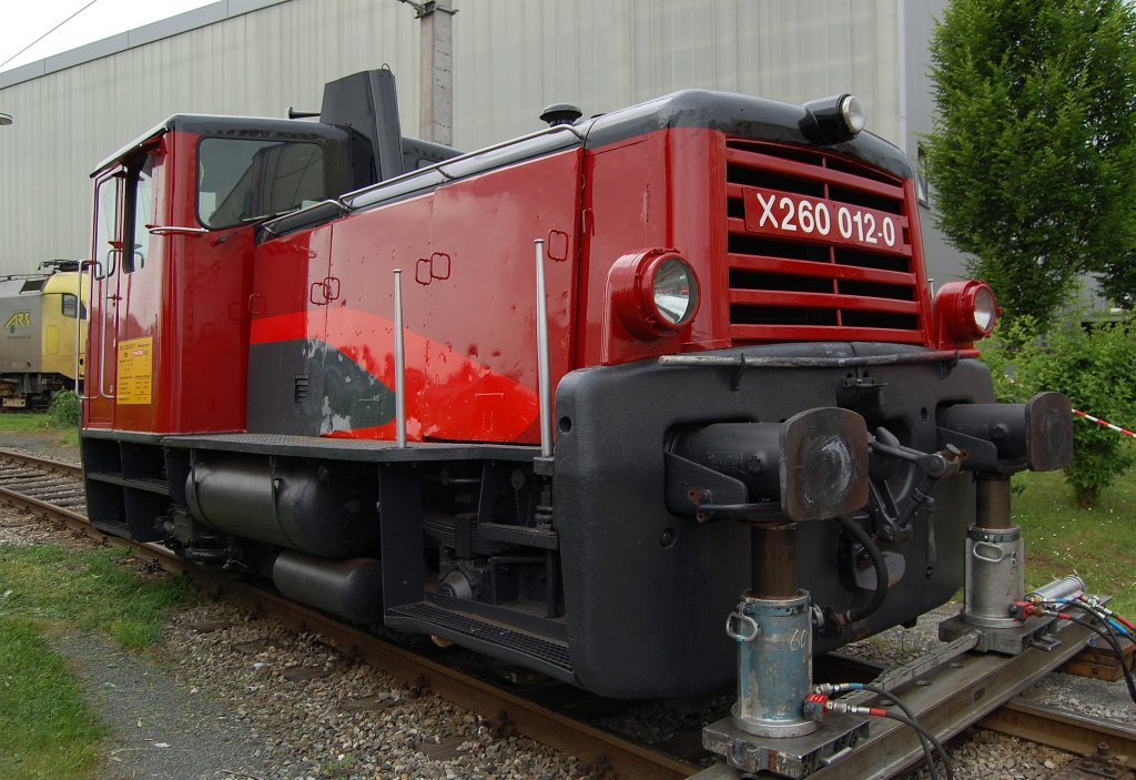 Im Rahmen des Tag der offenen Tr in der Hauptwerkstatt
Linz am 29.05.2010 wurde an der X260 012 demonstiert wie ein
entgleistes Fahrzeug wieder auf die Schiene gestellt wird.