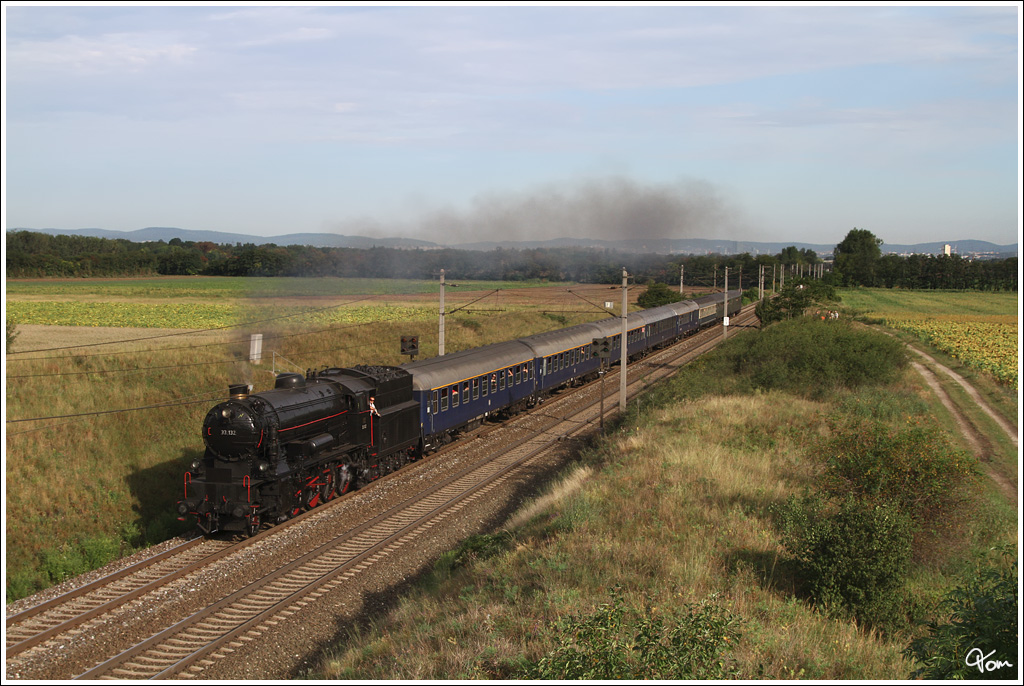 Im Rahmen der IGE sterreichrundfahrt, fhrt die B&B 33.132 mit Sdz 17205 von Wien Sd-Ostseite nach Mrzzuschlag.  
Gramatneusiedl 23.8.2012