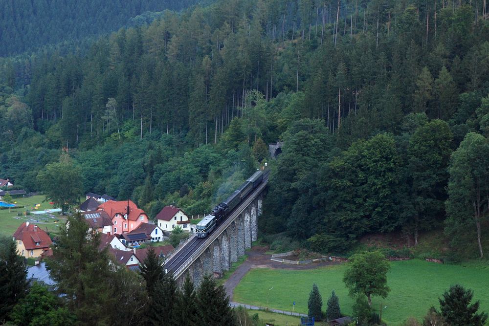 Im Rahmen der IGE-Sonderfahrt durch sterreich wurde auch die Wechselstrecke befahren. Das Bild zeigt 2050.05 vor der 33.132 und SE 17198, dem ersten Teil des Sonderzuges, der zwischen Friedberg und Aspang aus Belastungsgrnden geteilt verkehrte. Aufgenommen wurde das Foto kurz vor Aspang.