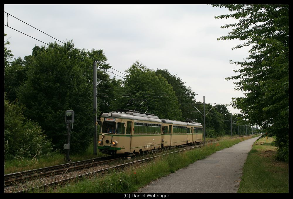 Im Rahmen einer Privaten Sonderfahrt fuhr der Dreiwagenzug, bestehend aus 71, 193 und 77 am 13.06.2010 einmal um den OEG Ring. Hier legten wir einen kurzen Fotohalt bei Viernheim ein.