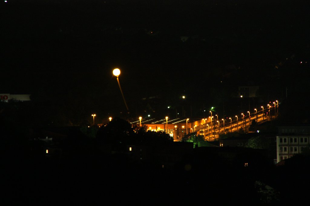 Im Rahmen der Ruhr2010 fand am 23.Mai 2010 trotz Sturmwarnung das SchachtZeichen-Leuchten statt. Mit weithin sichtbaren Zeichen soll in der Zeit vom 22.-30.Mai 2010 auf die Bergwerke verwiesen werden, die die Region des Ruhrgebiet prgten und an denen der Strukturwandel heute so deutlich sichtbar ist. Das Foto zeigt das SchachtZeichen der ehemaligen Zeche Constatin Schacht 2, auf deren ehemaligen Gelnde in Bochum Riemke die Stadtbahn- und U-Bahn Betriebswerkstatt der Bogestra errichtet ist. Das Foto wurde vom ca.1,8km entfernten Tippelsberg gemacht.
Info: http://www.schachtzeichen.de/    Weiter Fotos von SchachtZeichen auf meiner HP.