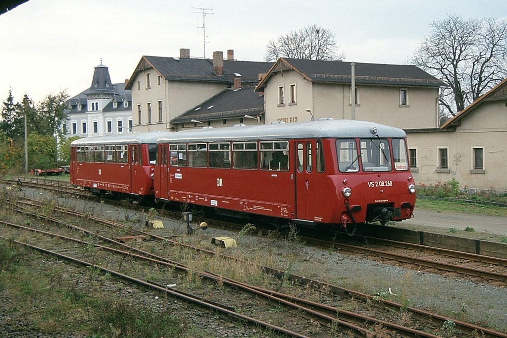 Im Rahmen einer Sonderfahrt stand zur Mittagszeit des 27.10.2001 VS 2.08.260 + VT 2.09.103 in der Awanst Schleiz, dem eh. Endbahnhof der schs. Strecke Schnberg - Schleiz. Seitdem die Zge von Schnberg direkt nach Schleiz West (eh. Kleinbahn nach Saalburg) fahren, wurde der Bf Schleiz zur Awanst degradiert. (KB-Dia) 