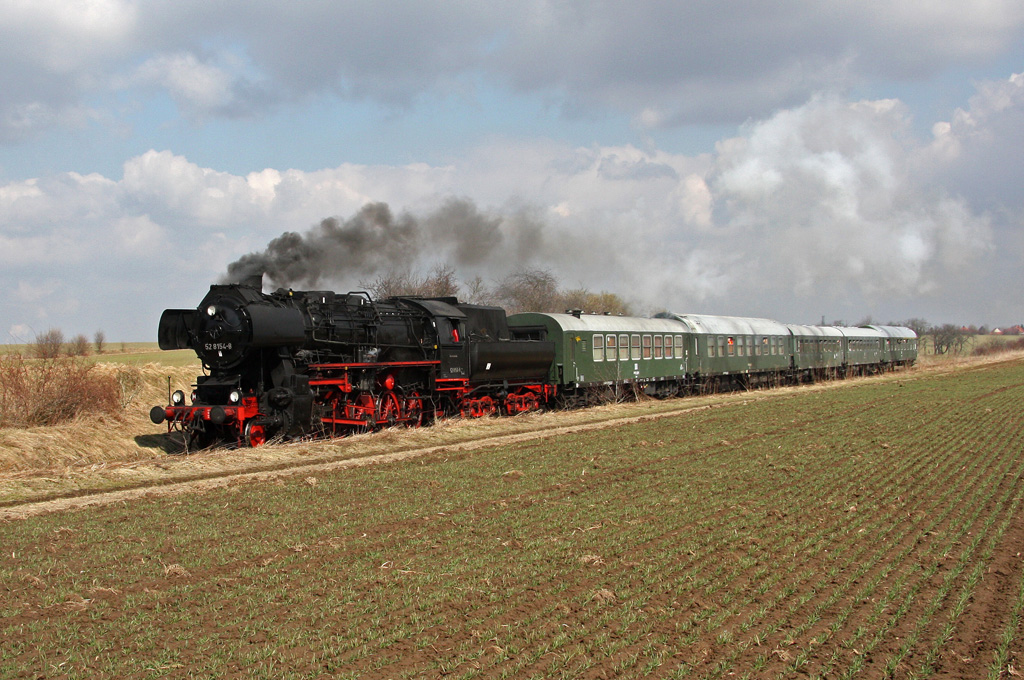 Im Rahmen der traditionellen Burgenlandrunde ist der Leipziger Museumszug mit 52 8154-8 am 20.03.2011 hier zwischen Weienfels und Zeitz unterwegs.