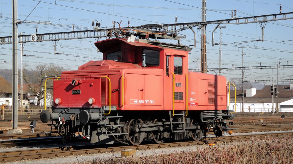 Im Rangierbahnhof Dniken sind drei jngere Ee 3/3 stationiert. Am 07.02.11 wird die 16450 nur in der Nacht bentigt, weshalb sie den Tag abgebgelt (11 C) auf einem Nebengleis verbringt.