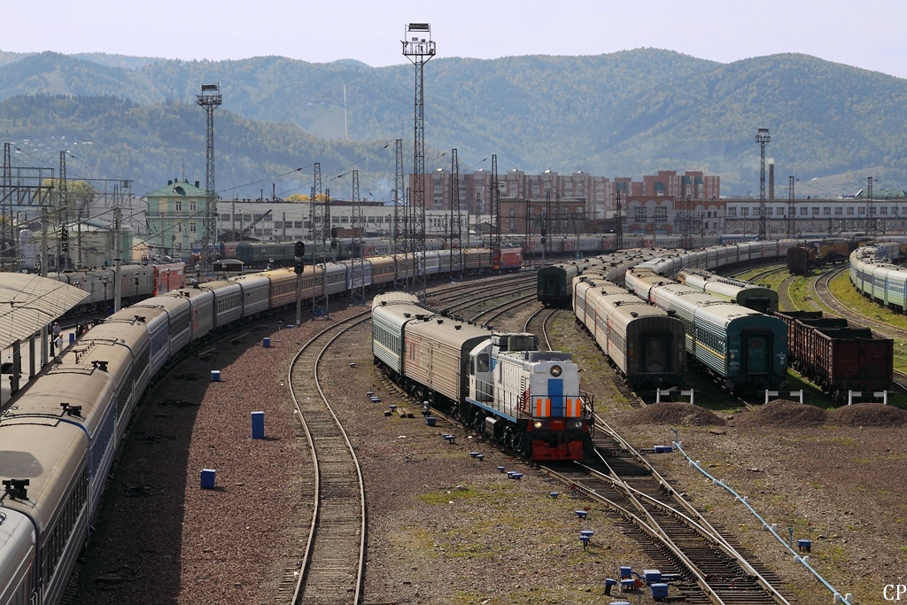 Im Rangierdienst auf dem Bahnhof Krasnojarsk kommt die TEM2 5646 zum Einsatz. Bei dem langen Zug links handelt es sich um den Sonderzug  Zarengold . (9.9.2011)