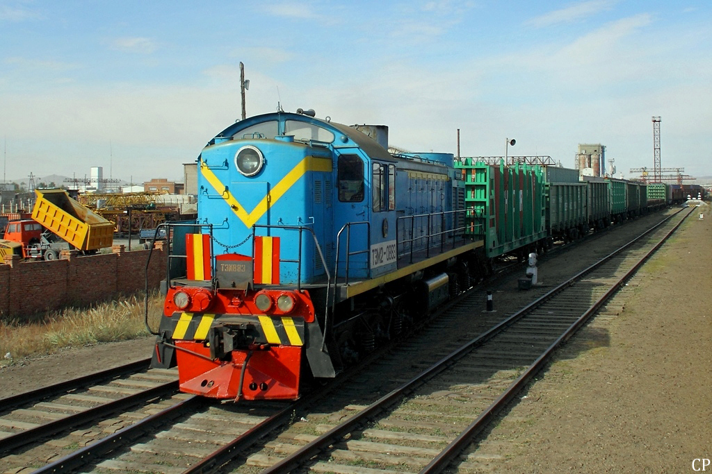 Im Rangierdienst in Ulaanbaatar ist am 13.9.2011 die TEM2-0883 im Einsatz.