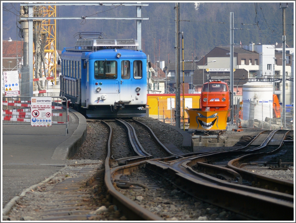 Im RB-Bahnhof Arth Goldau wird gebaut, weshalb die Abfahrtsstelle an eine provisorische Haltestelle verschoben wurde. Die Zufahrt zum RB-Bahnhof dient dem Beh 4/4 12 als Abstellgleis. (14.02.2011)