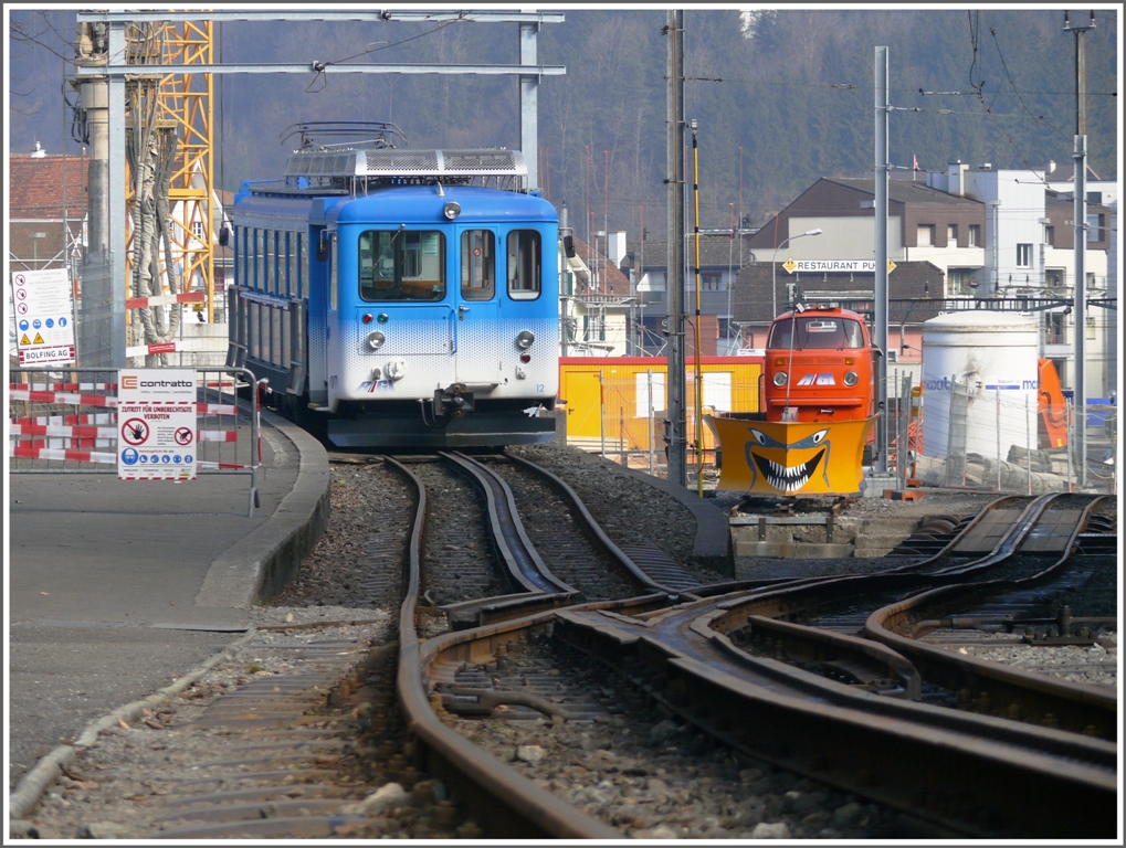 Im RB-Bahnhof Arth Goldau wird gebaut, weshalb die Abfahrtsstelle an eine provisorische Haltestelle verschoben wurde. Die Zufahrt zum RB-Bahnhof dient dem Beh 4/4 12 als Abstellgleis. (14.02.2011)