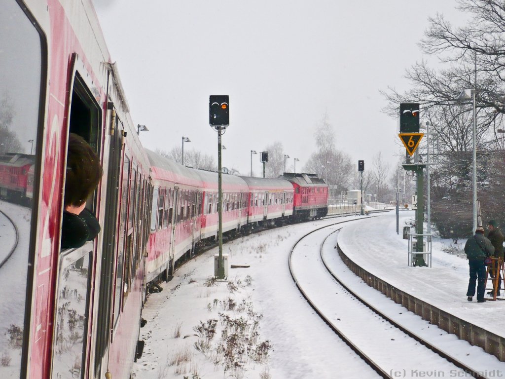 Im RE 3623 nach Altenburg konnte man am 19.12.2009 noch die frische Luft genießen! Vorne zieht Ludmilla 232 569-4. Links sieht man Christopher, der ebenfalls die frische Winterluft genießt.
