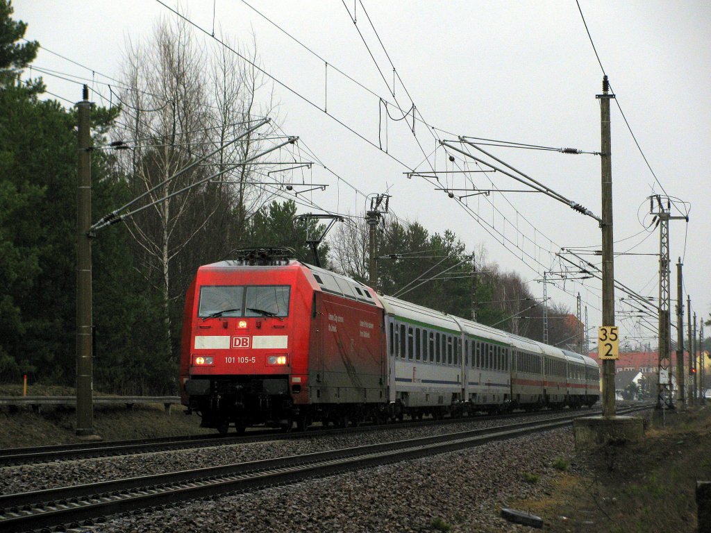 Im Regen des 20.03. wartete ich auf Unicef in Bestensee, stattdessen kam 101 105-5 mit dem EC 341 durch Bestensee.
