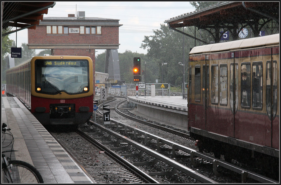 Im Regenschauer - 

Zugbegegnung am S-Bahnhof Baumschulenweg. 

18.08.2010 (M)