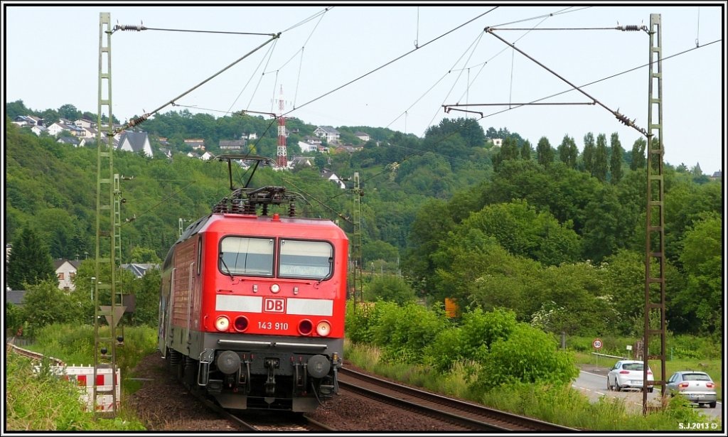 Im Regionalverbund unterwegs.Die 143 910 fhrt mit einen RE am Haken die rechte 
Rheinstrecke entlang nach Bonn. Bildlich festgehalten im Juni 2013 bei Erpel.