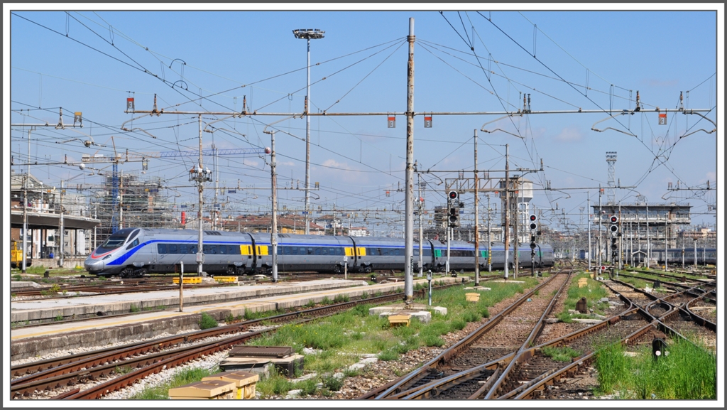 
Im Regionalzug von Milano nach Lecce. 1.Tag 
Ein ETR 610 der TrenItalia fhrt in Milano Centrale ein. (05.04.2011)