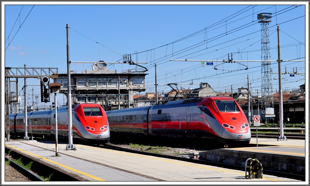 Im Regionalzug von Milano nach Lecce. 1.Tag 
Zwei ETR500 treffen im Mailnder Bahnhofsvorfeld aufeinander. (05.04.2011)