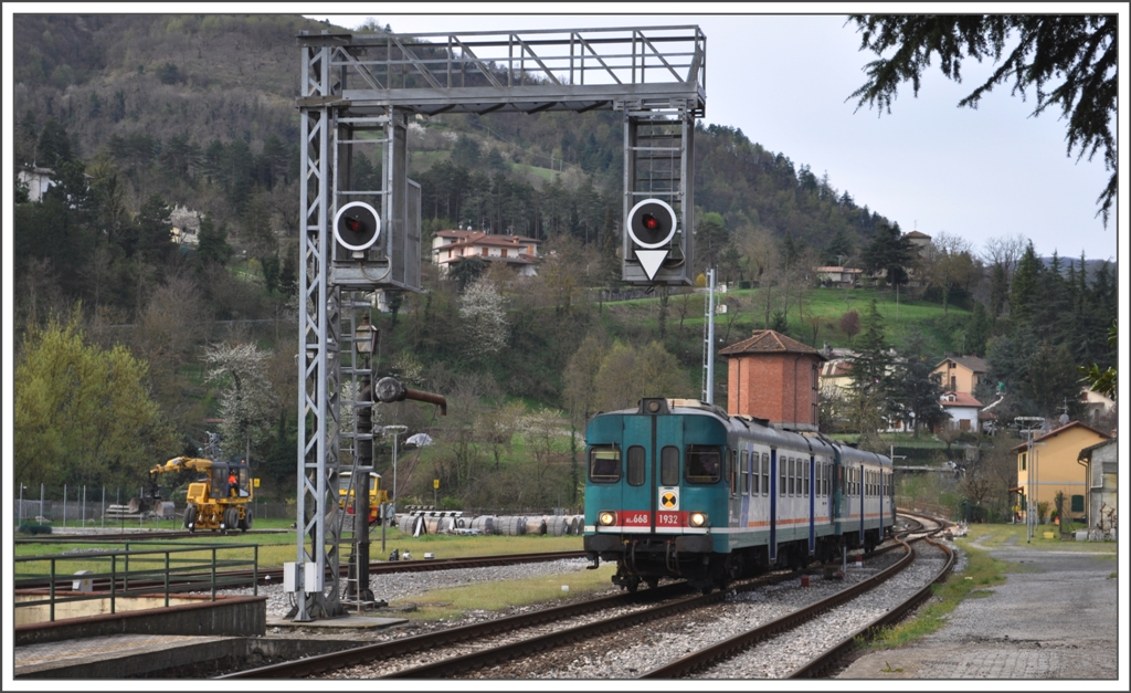 Im Regionalzug von Milano nach Lecce. 2.Tag (06.04.2011)
In Marradi zwischen Faenza und Firenze kreuzen wir den ALn 668 1932.