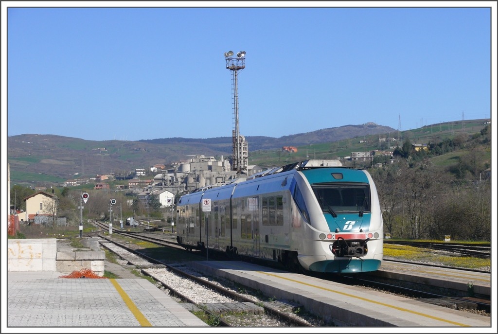 Im Regionalzug von Milano nach Lecce. 5.Tag (09.04.2011)
Zwischen Potenza Inferiore und Avigliano Lucane verkehren die FS und die schmalspurige FAL Ferrovie Appulo Lucane gemeinsam auf einem Dreischienengleis. F�r die Hinfahrt haben wir den Minuetto der TrenItalia ben�tzt und steigen in Avigliano Lucane auf die FAL nach Avigliano Citta um.