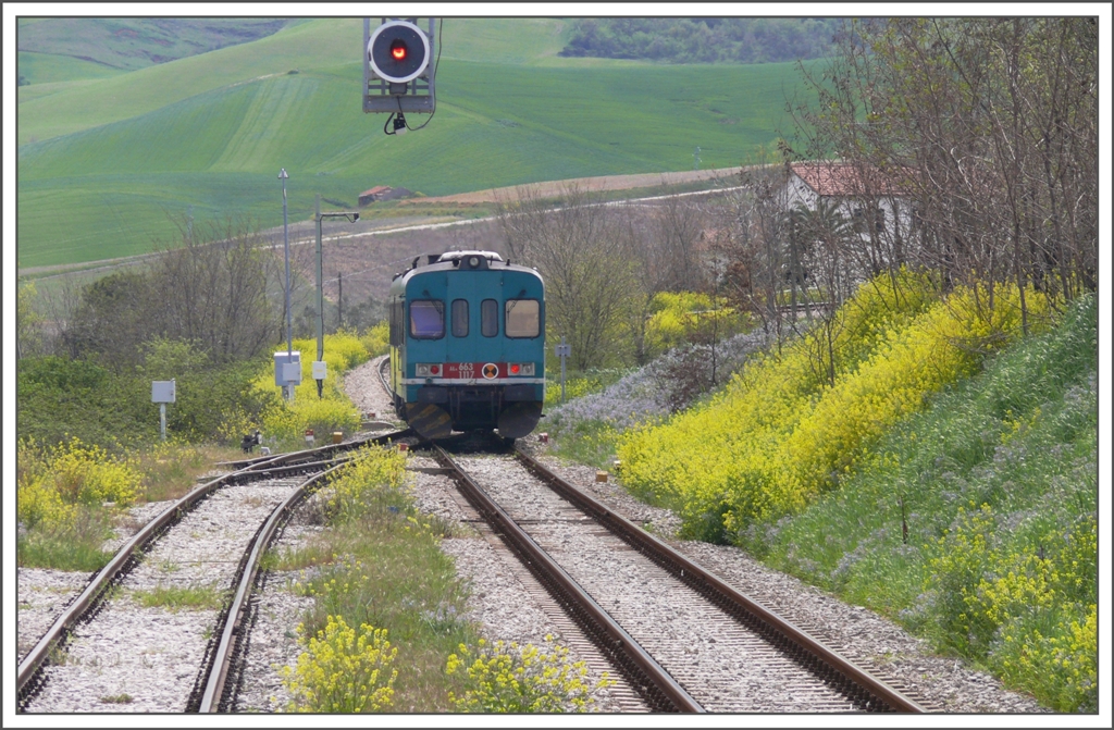 Im Regionalzug von Milano nach Lecce. 4.Tag (08.04.2011)
Auf der Fahrt von Campobasso nach Termoli begenen wir in einer abgelegenen Kreuzungsstation mit dem s�damerikanisch anmutenden Namen Ururi den Aln 663 1117.