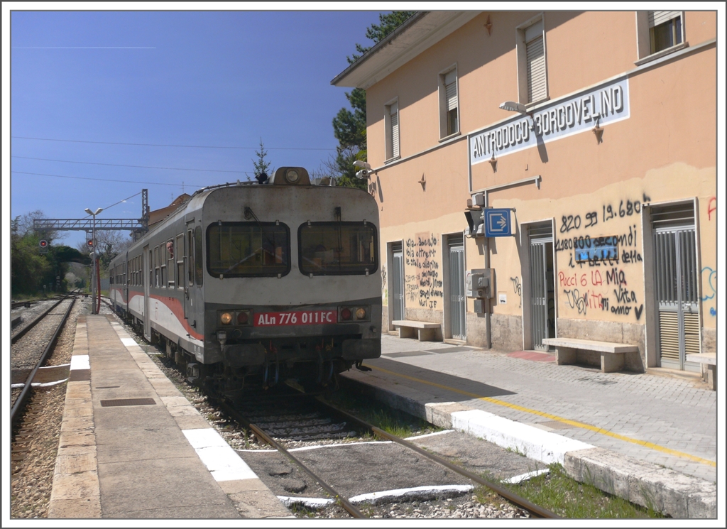 Im Regionalzug von Milano nach Lecce. 3.Tag (07.04.2011)
Zwischen Terni und L`Aquila wartet der ALn 776 011FC der Ferrovia Centrale Umbra auf einen Gegenzug. Der Bahnhof heisst Antrodoco-Borgovelino.