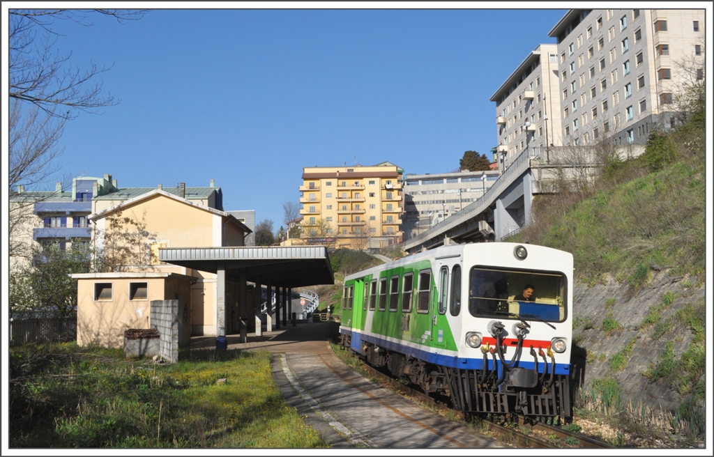 Im Regionalzug von Milano nach Lecce. 5.Tag (09.04.2011)

Ein Triebwagen der schmalspurigen Ferrovie Appulo Lucane nimmt in Potenza Inferiore die Steigung hinauf in die Oberstadt in Angriff.