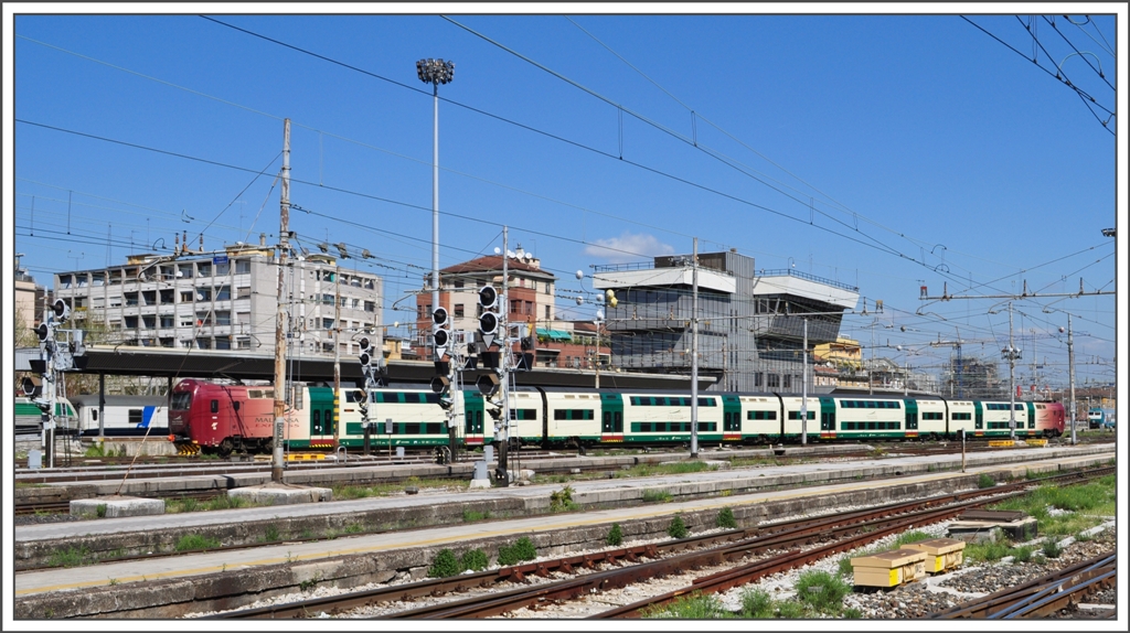 Im Regionalzug von Milano nach Lecce. 1.Tag (05.04.2011)
Ein ALe506 Dosto verlsst als MalpensaExpress den Mailnder Hauptbahnhof Richtung Flughafen.