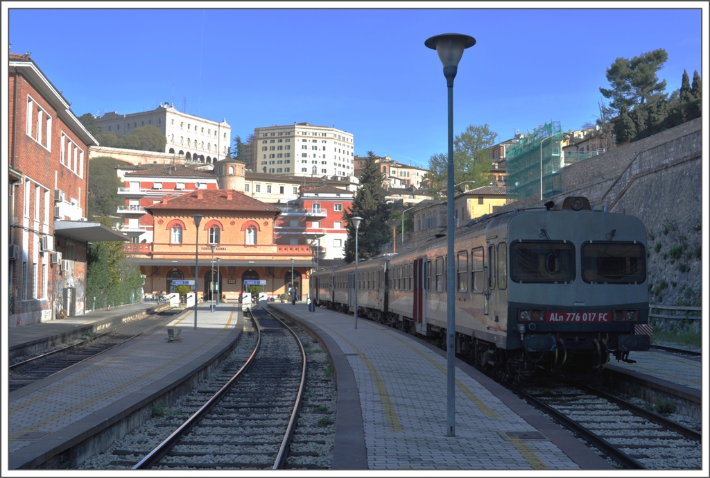 Im Regionalzug von Milano nach Lecce. 2.Nacht in Perugia (06.04.2011)
Die ersten Sonnenstrahlen erreichen den FCU Bahnhof Perugia S.Ana.
ALn 776 017FC der Ferrovie Centrale Umbra fhrt ber die Steilstrecke zum Bahnhof Perugia Ponte S.Giovanni hinunter, wo mit etwas Glck vielleicht ein Anschluss an die FS besteht. Fr Schweizer unvorstellbar ist die Arbeitsweise der privaten- und staatlichen Eisenbahner in Italien, die nichts zu koordinieren scheinen, nichts voneinander zu wissen scheinen und schon gar keine Ausknfte ber das jeweisl andere Unternehmen erteilen.