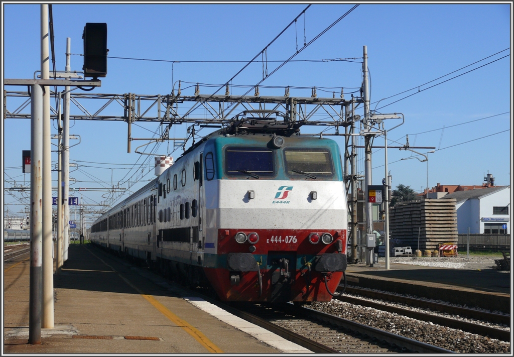 Im Regionalzug von Milano nach Lecce. 1.Tag 05.04.2011
Noch ein IC mit der E 444 076 saust durch den Bahnhof Fidenza.