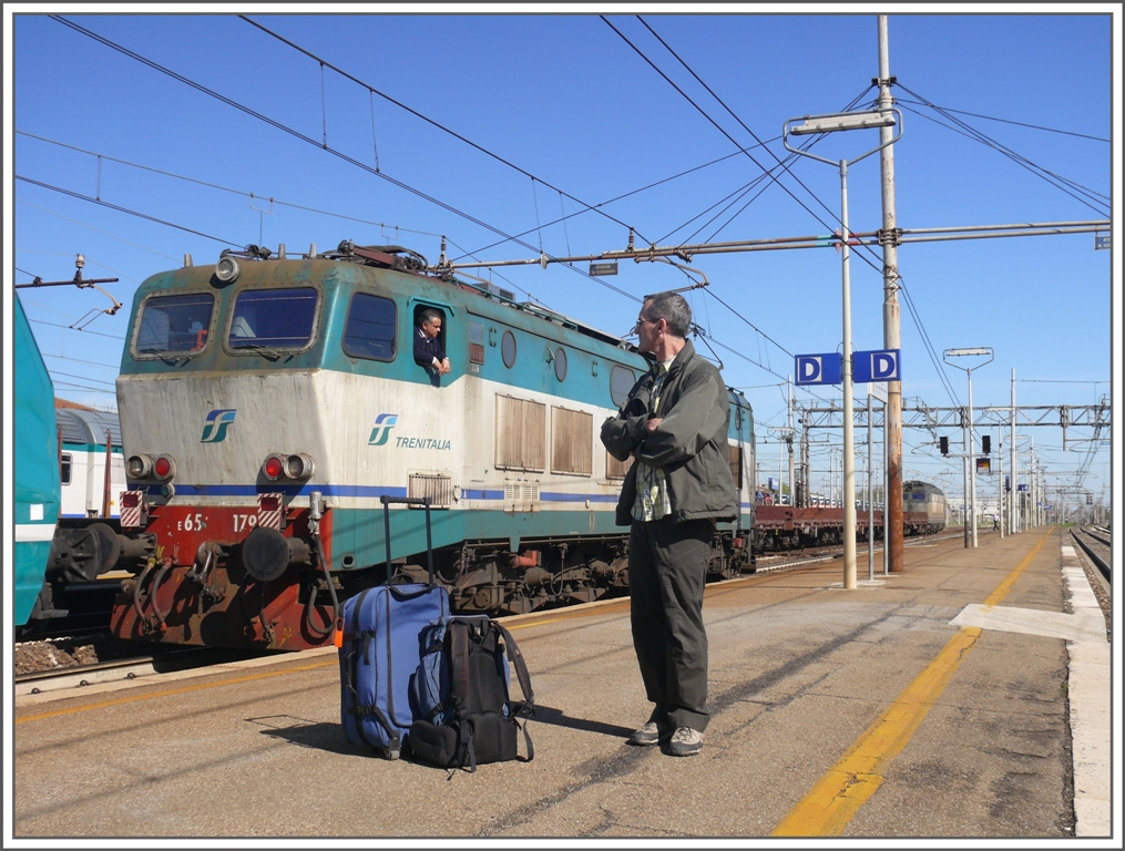 Im Regionalzug von Milano nach Lecce. 1.Tag 05.04.2011
So sehen gestrandete Fahrgste aus. Angesichts des schnen Wetters und des Stundentaktes nehmen es mein Kollege und ich gelassen und verfolgen gespannt das unendliche Palaver zwischen Lokfhrer, Schaffner, Fahrdienstbeamten etc. was jetzt mit dem defekten ZUg geschehen solle.
