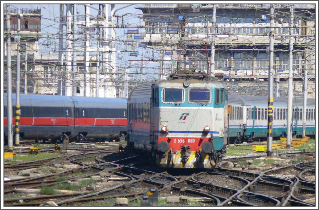 Im Regionalzug von Milano nach Lecce. 1.Tag 05.04.2011
Vor der Abfahrt in Milano bleibt noch gengend Zeit fr ein paar Aufnahmen. Hier erreicht ein IC mit der E 656 080 Milano Centrale.