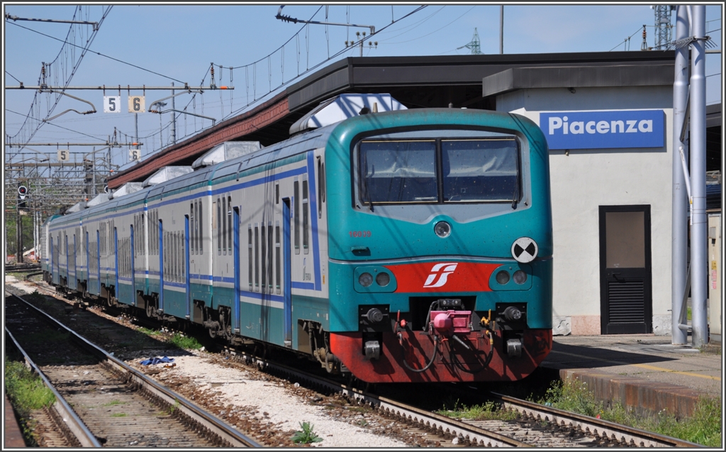 Im Regionalzug von Milano nach Lecce. 1.Tag (05.04.2011)
In Piacenza steht einer der blichen Pendelzge des Regionalverkehrs.