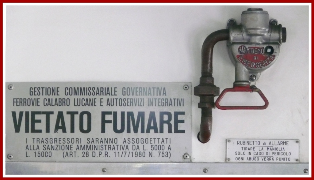 Im Regionalzug von Milano nach Lecce. Die kleinen Dinge entlang der Geleise, die zum Eisenbahnbetrieb gehren. Auch auf schmaler Spur gehrt
die Notbremse in jedes Eisenbahnfahrzeug und mit dem strikten Rauchverbot in Italien haben sich alle abgefunden, wie es mir scheint, problemlos. Aufgenommen in einem ALn auf der schmalspurigen Ferrovia Apule Lucano. (08.04.2011)