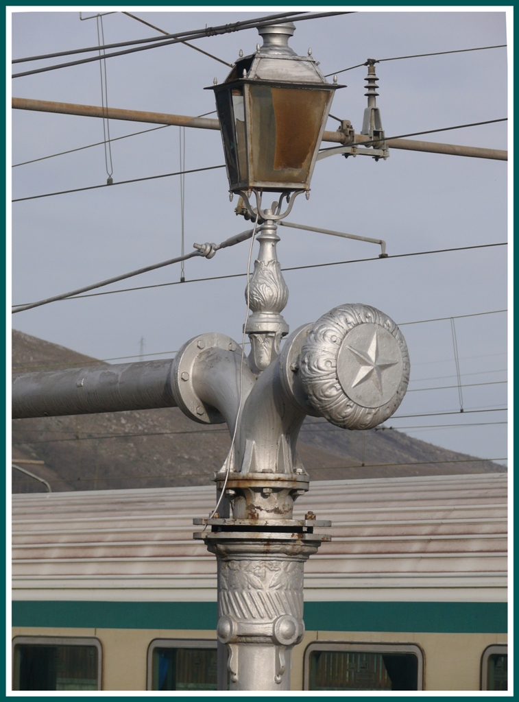 Im Regionalzug von Milano nach Lecce. Die kleinen Dinge entlang der Geleise, die zum Eisenbahnbetrieb gehren. Sie sind zwar nicht mehr unabdingbar fr die heutige Zeit, aber vielerorts noch anzutreffen und sind in gepflegtem Zustand eine Bereicherung der Bahnhofsathmosphre.
Avezzano (07.04.2011)