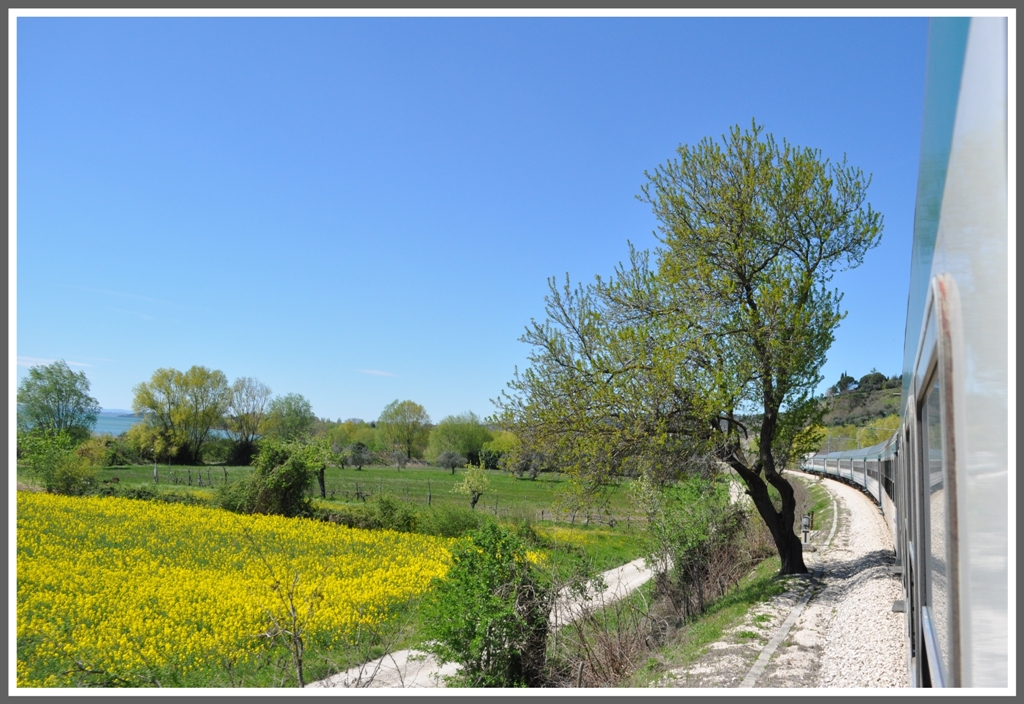 Im Regionalzug von Milano nach Lecce. 2.Tag 06.04.2011 Strecke Firenze - Perugia. Ohne Auto und als Zugreisender bleiben fr die Bahnfotografie oft nur Bahnhofsaufnahmen oder Blicke aus dem Seitenfenster. Dafr eignen sich die Nebenlinien durch die Abruzzen ausgezeichnet, denn in den Wagen des Regionalverkehrs und den lteren ALn lassen sich die Fenster ffnen. Faszinierend ist die Fahrt entlang des Lago Trasimeno.