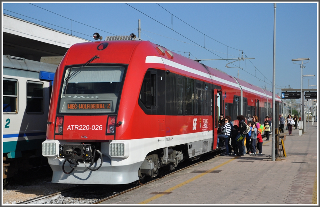Im Regionalzug von Milano nach Lecce. 5.Tag (09.04.2011)
Unser ATR 220 026 wechselt in Lecce die Richtung, Ziel ist Gallipoli. Der Triebzug der polnischen Firma Pesa erkl�rt die Zugzielanzeige.