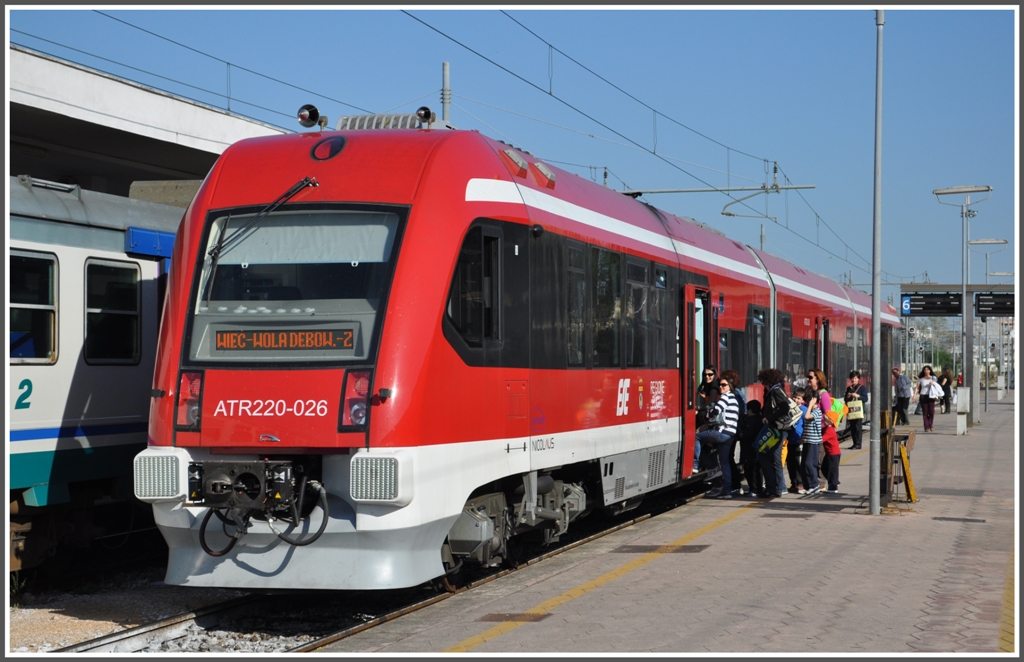 Im Regionalzug von Milano nach Lecce. 5.Tag (09.04.2011)
Unser ATR 220 026 wechselt in Lecce die Richtung, Ziel ist Gallipoli. Der Triebzug der polnischen Firma Pesa erklrt die Zugzielanzeige.