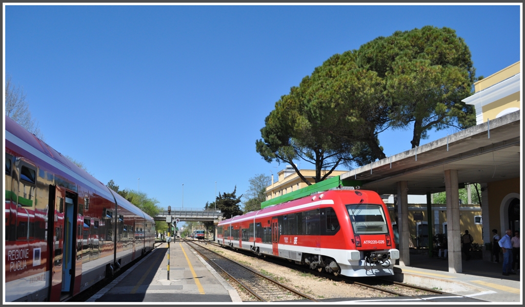 Im Regionalzug von Milano nach Lecce. 5.Tag (09.04.2011)
Von drei Seiten (Bari/Taranto und Lecce) treffen Z�ge in Martina Franca ein. Unser Zug mit dem ATR 220 026 von Taranto nach Lecce macht hier mal gem�tliche 43 Minuten Pause.